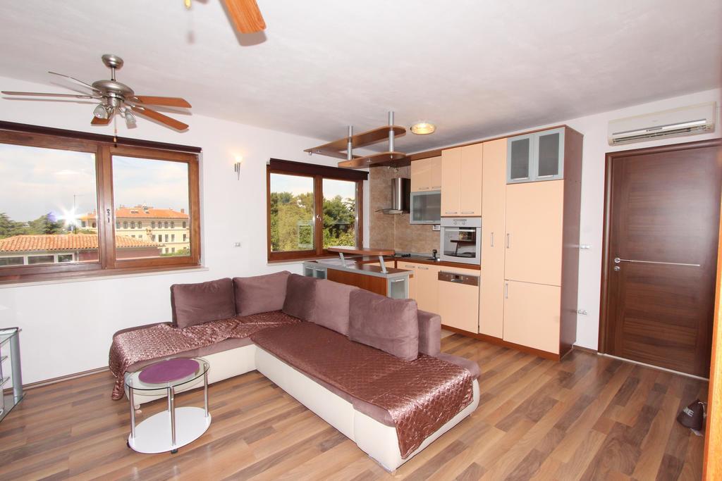 Apartments Horizont Ровин Екстериор снимка